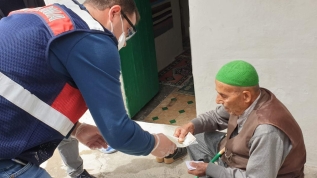 Jandarma ev ev dolaşıp sosyal yardımları ulaştırıyor