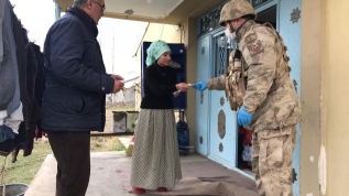 Mehmetçik sosyal yardım paralarını köy köy dolaşarak ulaştırıyor