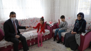 Minik Kübra harçlığını Milli Dayanışma için bağışladı