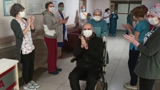 Koronavirüsü yenen 2 hasta alkışlarla taburcu edildi