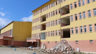 Okul inşaatında dördüncü kattan düşen işçi öldü
