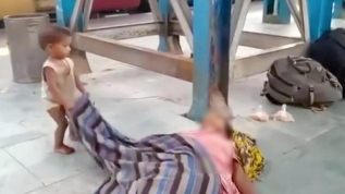 Hindistan'ın göz yumduğu utanç! Açlıktan ölen annesini uyandırmaya çalışan çocuk izleyenleri yasa boğdu