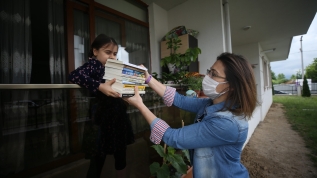 Öğrencileri için yollara düştü: Aracını gezici kütüphaneye çevirdi