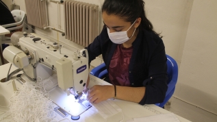 Kadın çiftçiler koronavirüsle mücadele için günde 1000 maske üretiyor