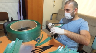 Piyasada 14-15 lira olan maskeyi 1 liraya üretti
