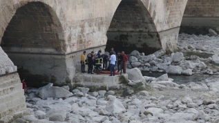 Seyhan Nehri yatağında hareketsiz halde bulunan kadın hastaneye kaldırıldı