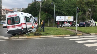Ambulans ile otomobil çarpıştı, bir kişi hayatını kaybetti