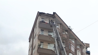 5 katlı binanın çatı katının balkonunda çökme