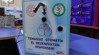 Meslek lisesi öğretmenleri 'temassız' el dezenfektan cihazı üretti