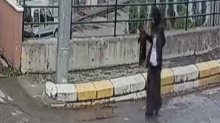 Koronavirüs hastası kadın boynundaki atkıyı hastane girişindeki duvara bıraktı