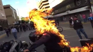 Vahşet! Protestocular polisi ateşe verdi