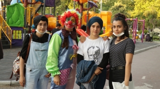 Sokak sokak gezerek çocukların yüzlerini güldürüyorlar
