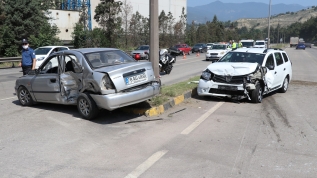 Otomobiller çarpıştı, 2'si çocuk 7 kişi yaralandı