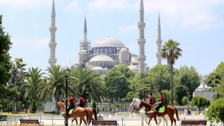 Sultanahmet Meydanı'nda devriye gezen Atlı Birlik yoğun ilgi gördü