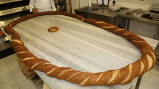6 metre çapında! Dev simit huzurevi sakinlerine gönderildi