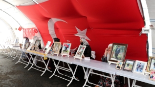 Evlat nöbeti tutan aileler, bir çocuğun daha kurtarılmasının mutluluğunu yaşıyor