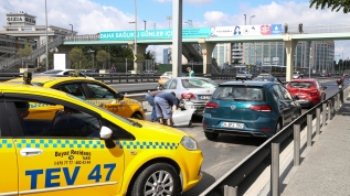 Motor yağı otoyola aktı, 4 araç birbirine girdi