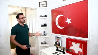 Ölürken bile bir an olsun elinden bırakmadı! Şehidin kanının bulunduğu bayrağa gözleri gibi bakıyorlar