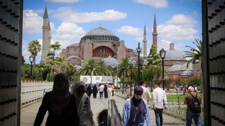 Ayasofya Camisi'ne yerli ve yabancı ziyaretçiler büyük ilgi gösteriyor