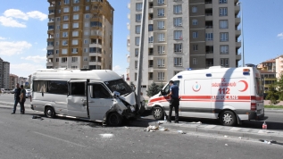 Servis minibüsü elektrik direğine çarptı