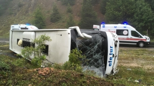 Yolcu otobüsü devrildi, 13 kişi yaralandı