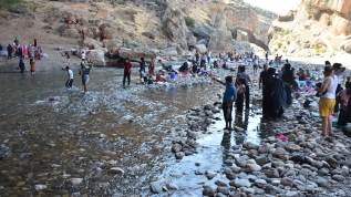 Adıyaman'a gelen turistler Kahta Çayı'nda serinliyor