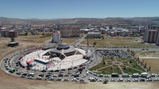 Türkiye'nin ilk ay yıldızlı camii, ibadete açıldı!