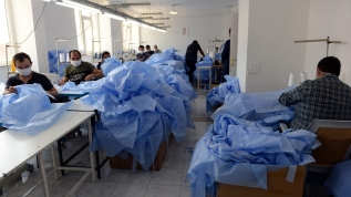 Koronavirüsle mücadele için üretilen tulum ve önlükler Avrupa'ya ihraç ediliyor