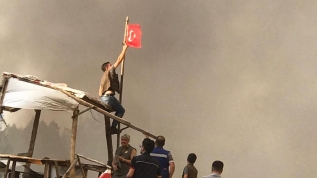 Köyde yangın çıktı, bayrağı alevlere teslim etmediler