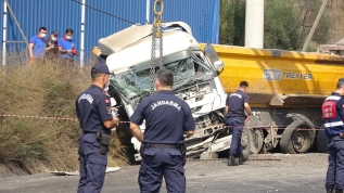 İki kamyonun çarpıştı, bir kişi hayatını kaybetti
