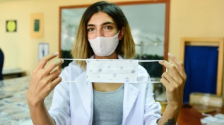 Usta öğreticiler öğrenciler için yıkanabilir maskeler üretiyor