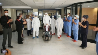 Koronavirüsü atlatan 10 yaşındaki Fatma nine evine uğurlandı