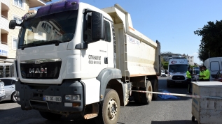 Hafriyat kamyonunun altında kalan bisiklet sürücüsü öldü