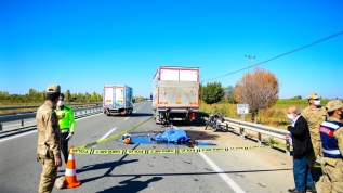 Kamyona çarpan motosikletin sürücüsü öldü