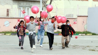 Cumhuriyet Bayramı dolayısıyla polis ekipleri dezavantajlı öğrencilerin yüzünü güldürdü