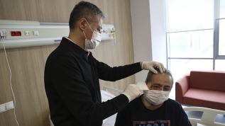 Yüzünün yarısını kanserden kaybetti, üç boyutlu yüz kemikleri ve omzundan alınan doku ile yeni yüz yapıldı