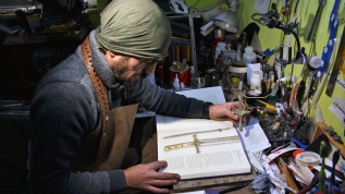 Hurdaları işleyerek birer esere dönüştürüyor