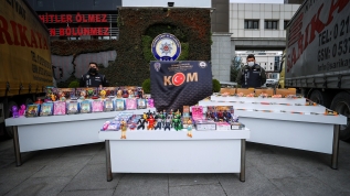 Polis ekiplerince yapılan baskında 40 milyon liralık kaçak eşya yakalandı