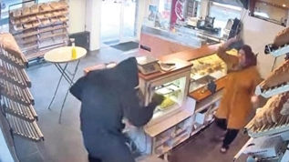 Hollanda'n�n konu�tu�u T�rk anne! Sat�rl� h�rs�z� toz bezi ile kovalad�