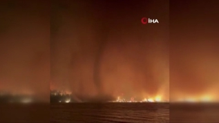 Kanada'da korkutan g�r�nt�: Orman yang�n�nda ate� hortumu ��kt�