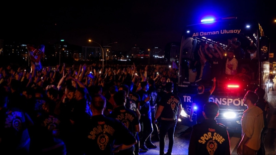 Trabzonspor kafilesine havalimannda cokulu karlama