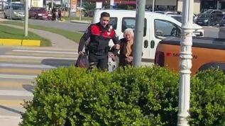 Yaşlı kadına polisten yardım eli