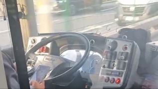 Metrobüs şoförü yolcuların hayatını hiçe saydı: Cep telefonuyla oynadı, yolcularla sohbet etti! İşte o anlar...