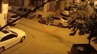 Esenyurt'ta bıçaklı yumruklu kavga kameralarda! Tartıştığı şahsın ayağını arabanın kapısına sıkıştırarak kırdı
