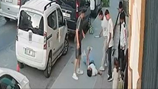 Arnavutköy'de sokak ortasında magandalık: Genç çocuğu sopalarla dövdüler! İşte o dehşet anları...