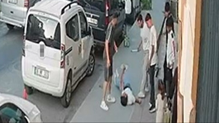 Arnavutköy'de sokak ortasında magandalık: Genç çocuğu sopalarla dövdüler! İşte o dehşet anları... 