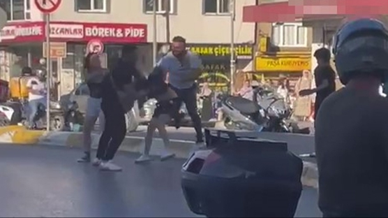 Esenyurt'ta 2 kadna nce laf attlar sonra darp ettiler: Yardma evredekiler kotu! te o anlar...