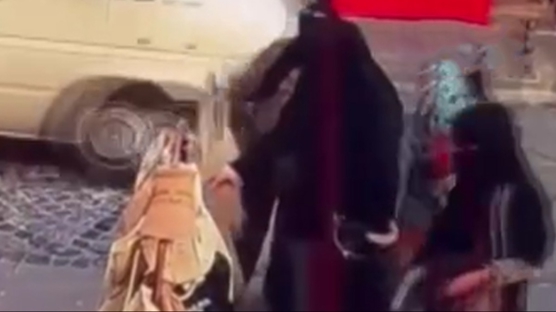 Fatih'te 4 kadn mteri gibi geldi antalar ald! Hrszlk anlar kameralarda...