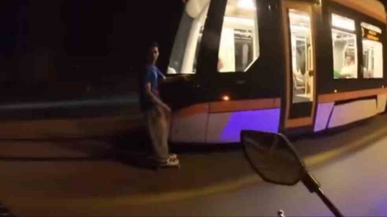 Tramvaya tutunup paten kayd: Zevkli oluyor dedi 