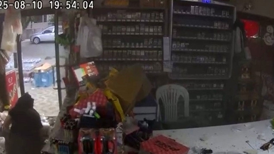 Depreme markette yakalandılar: Panik anları güvenlik kamerasında